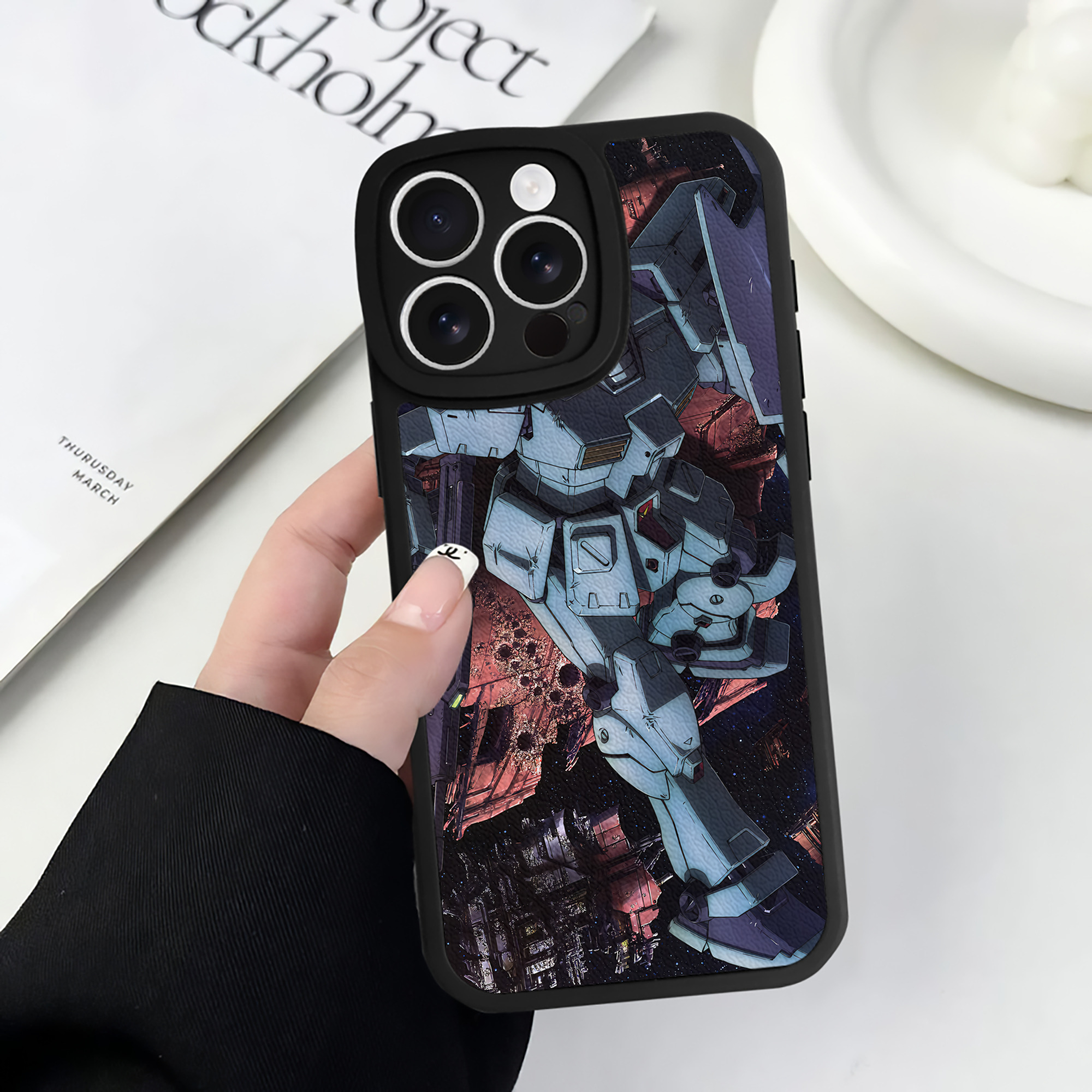 （画像用） 機動戦士ガンダム Mobile Suit Gundam 【iPhone 16シリーズ対応】シリコンスマホケース（レザー調） 材質：シリコン